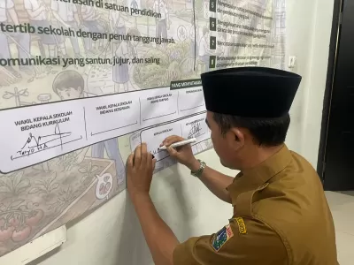 Kepala Sekolah dalam Komitmen Bersama Sekolah Bersih dan Pilkah Sampah