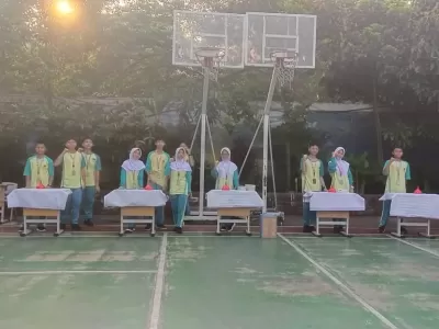 Tersenyum 