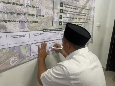 Ketua Komite Sekolah dalam Komitmen Bersama Sekolah Bersih dan Pilkah Sampah
